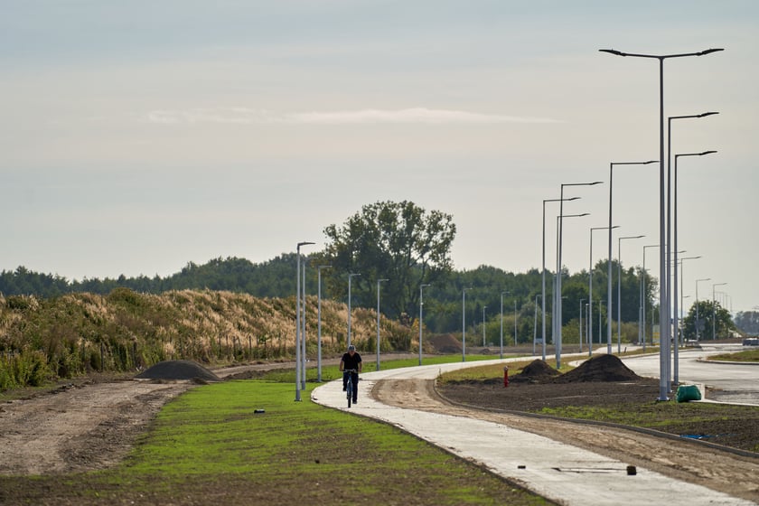 Na ulicy Kosmonautów trwają intensywne prace nie tylko na samej jezdni, ale również przy budowie dróg rowerowych, chodników oraz wiat przystankowych.