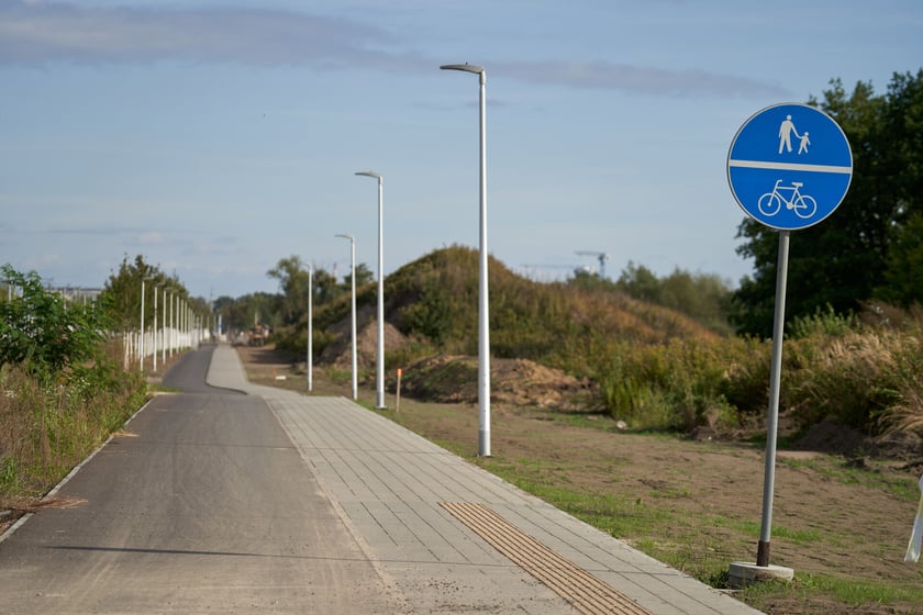Na ulicy Kosmonautów trwają intensywne prace nie tylko na samej jezdni, ale również przy budowie dróg rowerowych, chodników oraz wiat przystankowych.