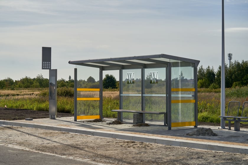 Na ulicy Kosmonautów trwają intensywne prace nie tylko na samej jezdni, ale również przy budowie dróg rowerowych, chodników oraz wiat przystankowych.