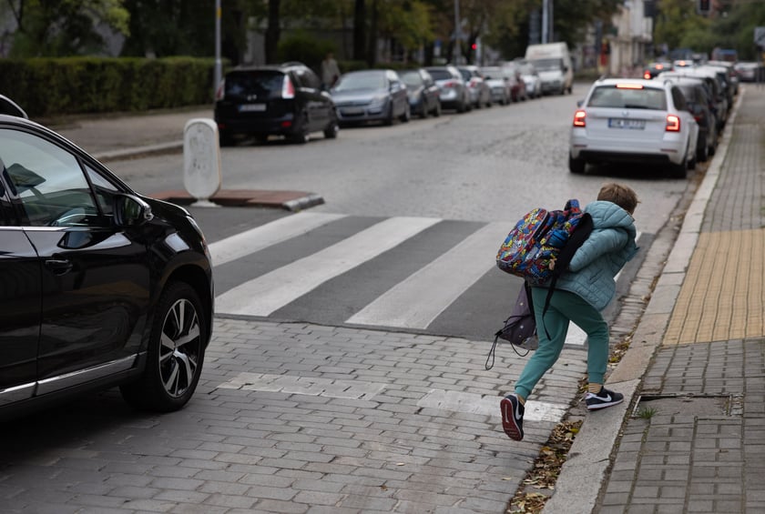 Trzy minuty po dzwonku ulica G&oacute;nickiego jest już otwarta i rodzice zatrzymują samochody pod szkołą, aby wysadzić dzieci.
