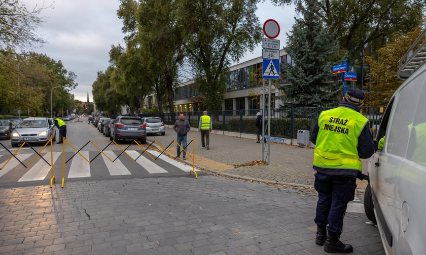 Górnickiego od godziny 7:30 do 8 jest Szkolną Ulicą - zamkniętą dla ruchu samochodowego.