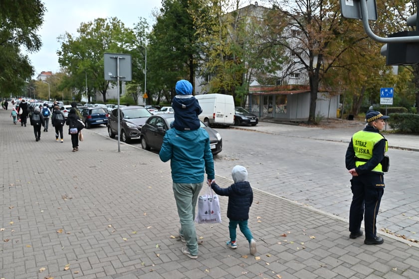 Górnickiego od godziny 7:30 do 8 jest Szkolną Ulicą - zamkniętą dla ruchu samochodowego.