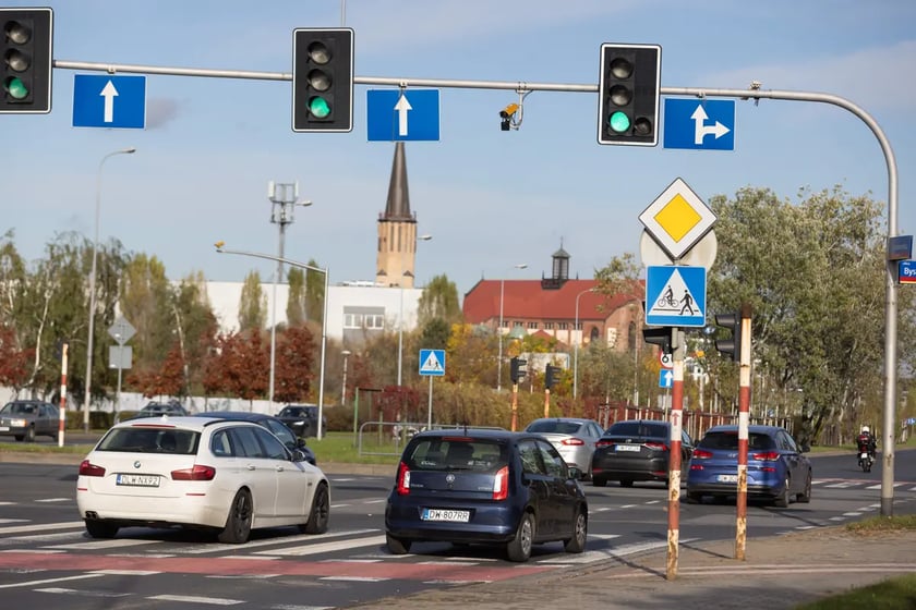 Ile w Polsce jest skrzyżowań z ż&oacute;łtymi kamerami i system RedLight CANARD
W ramach centralnego systemu automatycznego nadzoru nad ruchem drogowym, monitorowanych jest 20 skrzyżowań na terenie całej Polski.
Łącznie na tą sieć multiwizyjną składa się ponad 200 kamer wysokiej rozdzielczości, zintegrowanych z Centralnym Systemem Przetwarzania.