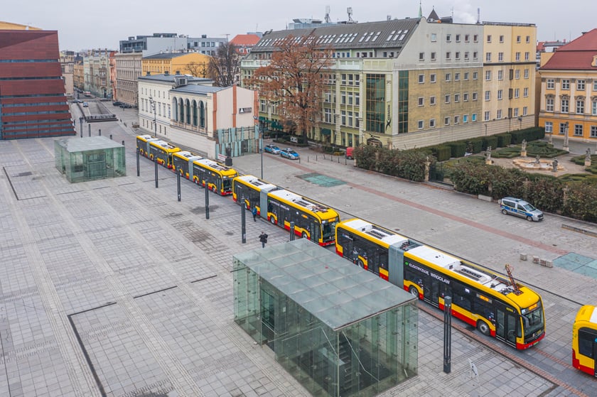 MPK Wrocław zaprezentowało wszystkie swoje elektryczne autobusy na placu Wolności.