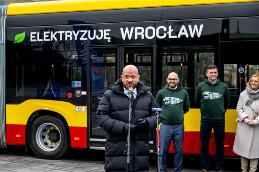 - Prezentujemy właśnie dziewięć nowych autobusów elektrycznych - mówił na pl. Wolności prezydent Jacek Sutryk.