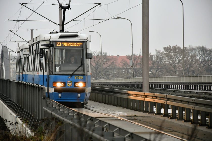 Konstal 105 na mostach Warszawskich.&nbsp;