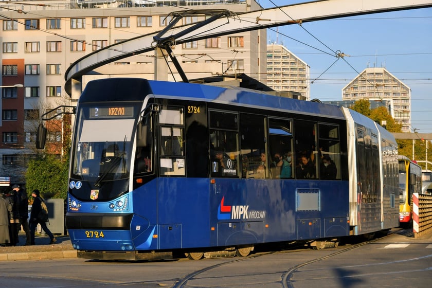 Zmodernizowany Protram 205 WrAs na placu Grunwaldzkim.
