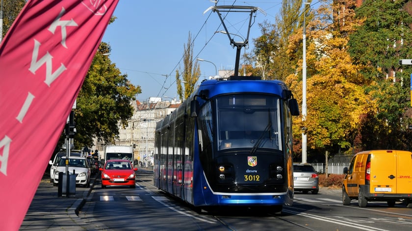 Zmodernizowana &Scaron;koda 16T na Nowowiejskiej.