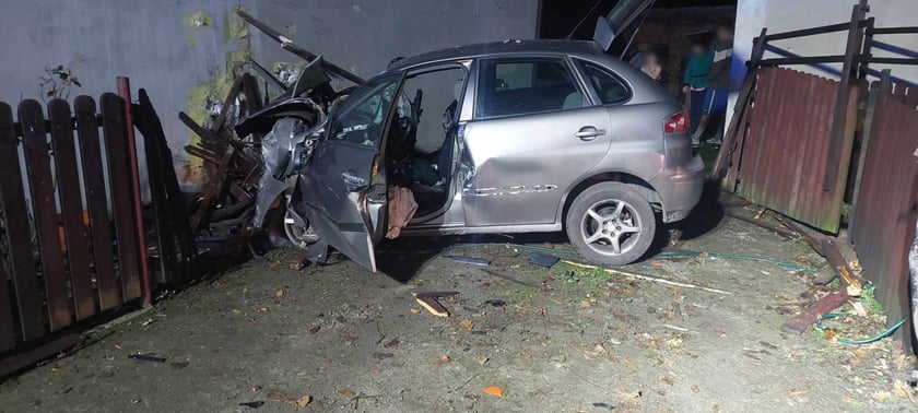 Wypadek pod Wrocławiem. Samochód wjechał w budynek mieszkalny w Mościsku w gminie Jelcz-Laskowice