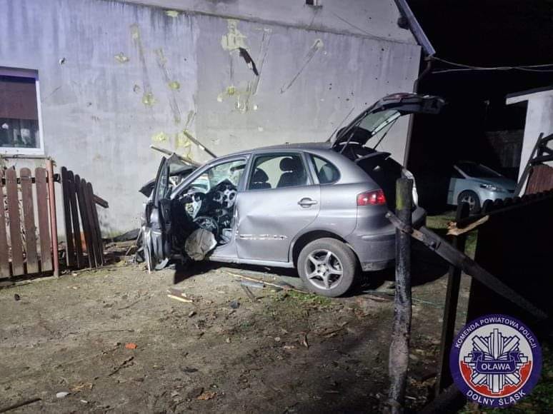 Wypadek pod Wrocławiem. Samochód wjechał w budynek mieszkalny w Mościsku w gminie Jelcz-Laskowice
