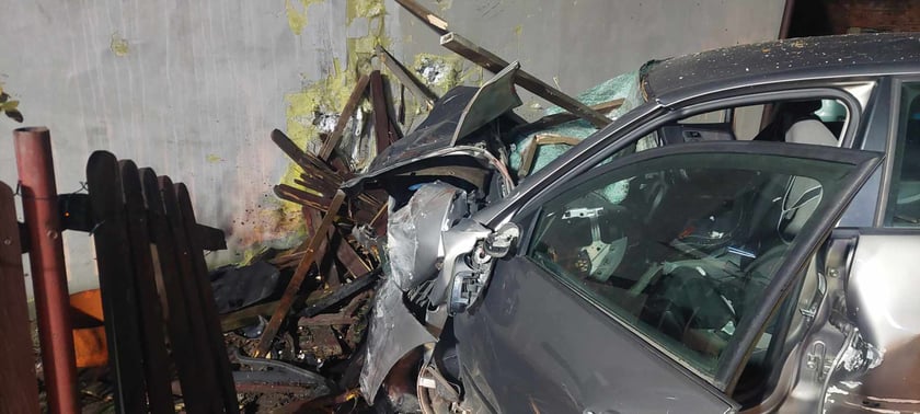 Wypadek pod Wrocławiem. Samochód wjechał w budynek mieszkalny w Mościsku w gminie Jelcz-Laskowice