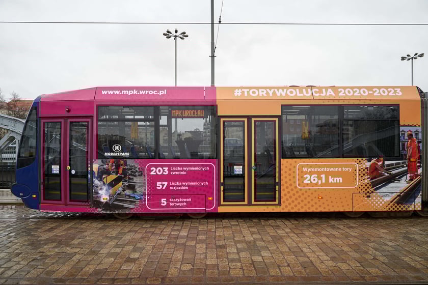 MPK prezentuje swój tramwaj poświęcony Torywolucji.