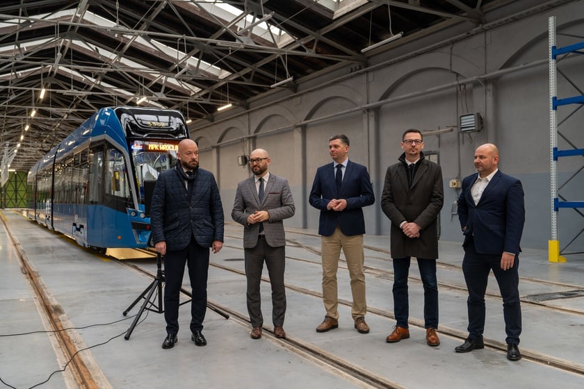 Konferencja prezydenta Jacka Sutryka, MPK oraz Biura Zr&oacute;wnoważonej Mobilności UMW w zajezdni Gaj.