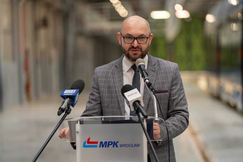Konferencja prezydenta Jacka Sutryka, MPK oraz Biura Zr&oacute;wnoważonej Mobilności UMW w zajezdni Gaj.