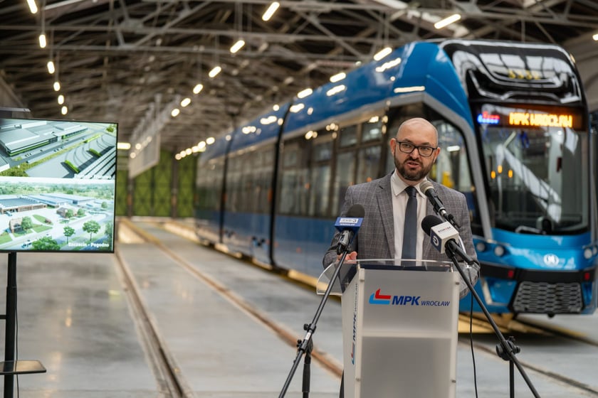 Konferencja prezydenta Jacka Sutryka, MPK oraz Biura Zr&oacute;wnoważonej Mobilności UMW w zajezdni Gaj.