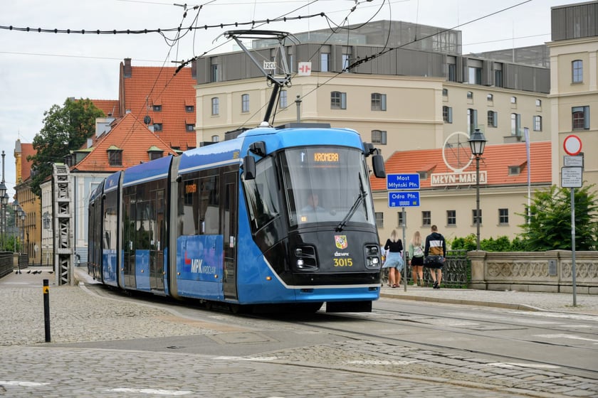 Zmodernizowana Skoda 16T na moście Młyńskim.&nbsp;