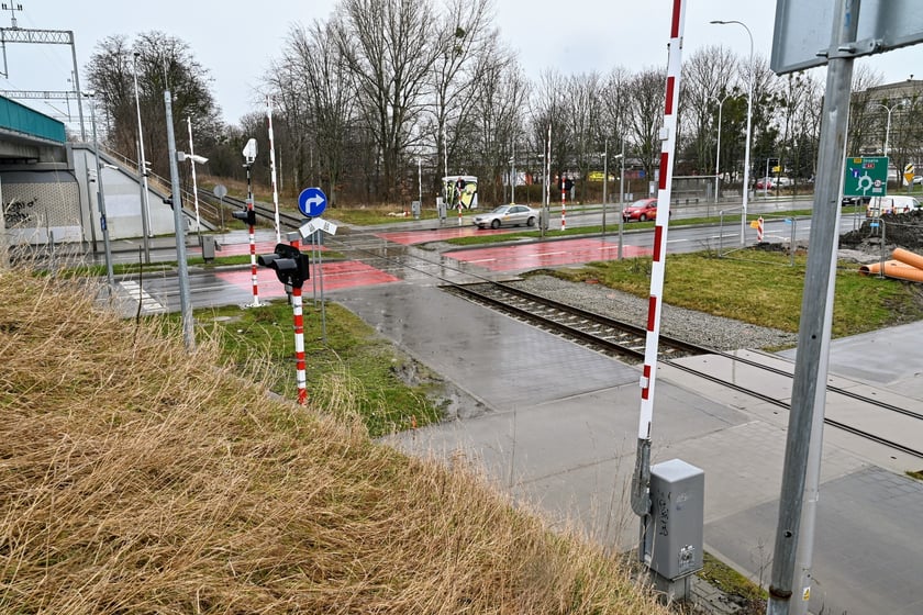 Prawdopodobnie jedno z najsławniejszych skrzyżowań tor&oacute;w kolejowych z ulicą na terenie Wrocławia. Bardzką przecina linia nr 285 i ta kolizja blokuje budowę tramwaju. Opierając się na obecnych przepisach PKP Polskie Linie Kolejowe nie zgadzają się, aby tory tramwajowe krzyżowały się z kolejowymi. Rząd obiecał zmianę regulacji, jednak na razie nowych przepis&oacute;w nie ma. Polskie Linie Kolejowe będą wynosić linię 285 na wiadukt &ndash; taką decyzję podjęły &ndash; jednak nie wiadomo, kiedy taka inwestycja miałaby się rozpocząć. Dlatego na razie TAT będzie tylko TA na Jagodno.