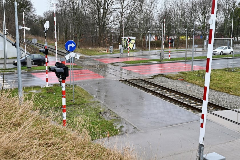 Prawdopodobnie jedno z najsławniejszych skrzyżowań tor&oacute;w kolejowych z ulicą na terenie Wrocławia. Bardzką przecina linia nr 285 i ta kolizja blokuje budowę tramwaju. Opierając się na obecnych przepisach PKP Polskie Linie Kolejowe nie zgadzają się, aby tory tramwajowe krzyżowały się z kolejowymi. Rząd obiecał zmianę regulacji, jednak na razie nowych przepis&oacute;w nie ma. Polskie Linie Kolejowe będą wynosić linię 285 na wiadukt &ndash; taką decyzję podjęły &ndash; jednak nie wiadomo, kiedy taka inwestycja miałaby się rozpocząć. Dlatego na razie TAT będzie tylko TA na Jagodno.