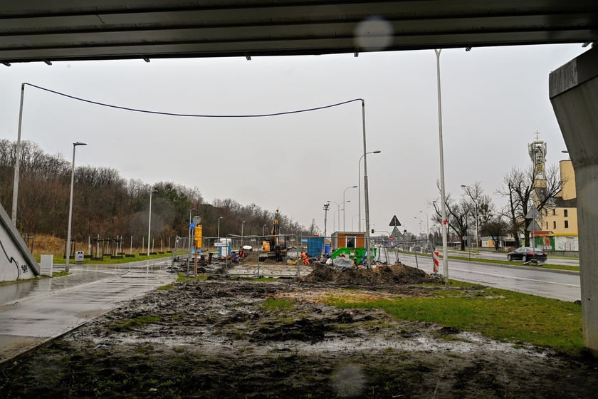 Praca na budowie trasy autobusowo-tramwajowej na Jagodno wre.