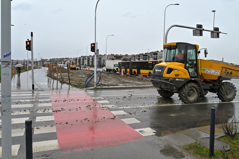 Prace wzdłuż ulicy Buforowej trwają na odcinku od ul. Lutosławskiego w kierunku centrum.&nbsp;