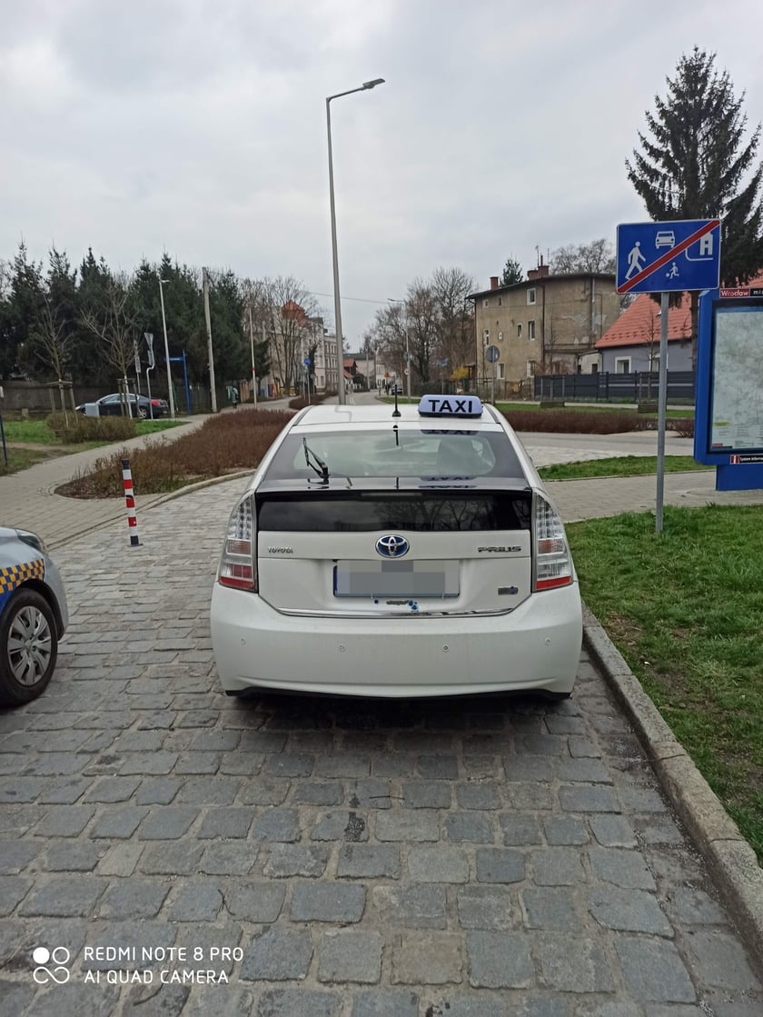 Nieprawidłowo zaparkowany pojazd - pl. Wyzwolenia