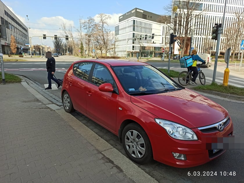 Nieprawidłowo zaparkowany pojazd bez zachowania 10 m od przejścia dla pieszych&nbsp; okolice ul. Powstańc&oacute;w Śląskich&nbsp;