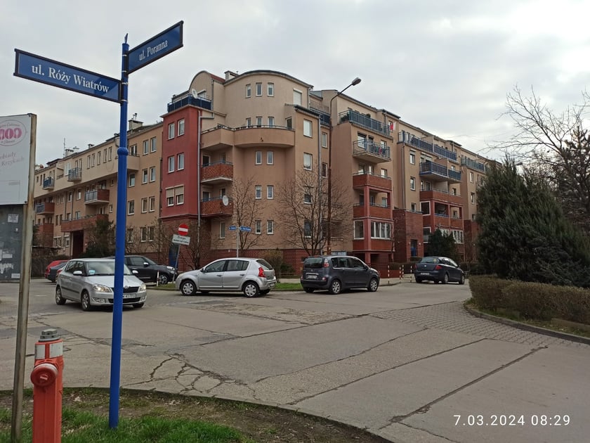 Nieprawidłowo zaparkowany pojazd na skrzyżowaniu - ul. R&oacute;ży Wiatr&oacute;w