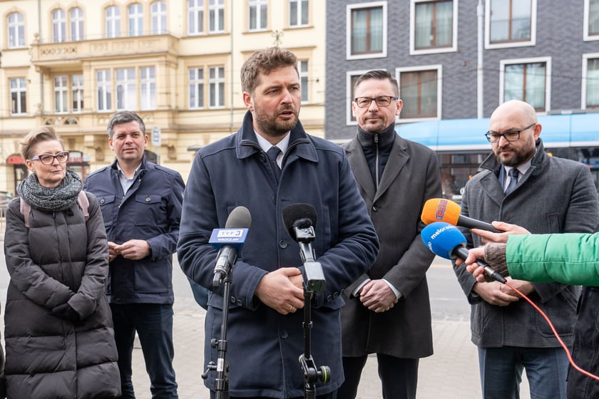- Poprzez przesunięcie osi jezdni na Drobnera i tor&oacute;w tramwajowych zyskamy przestrzeń na urządzenie wygodnych przystank&oacute;w autobusowo-tramwajowych - zapowiada Michał Kulicki z Wrocławskich Inwestycji.&nbsp;
