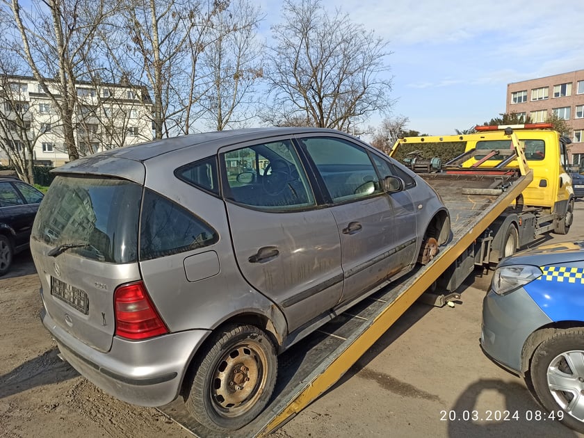 Nieprawidłowo zaparkowany samoch&oacute;d, ul. Międzyleska - działania prewencyjno-kontrolne Straży Miejskiej Wrocławia