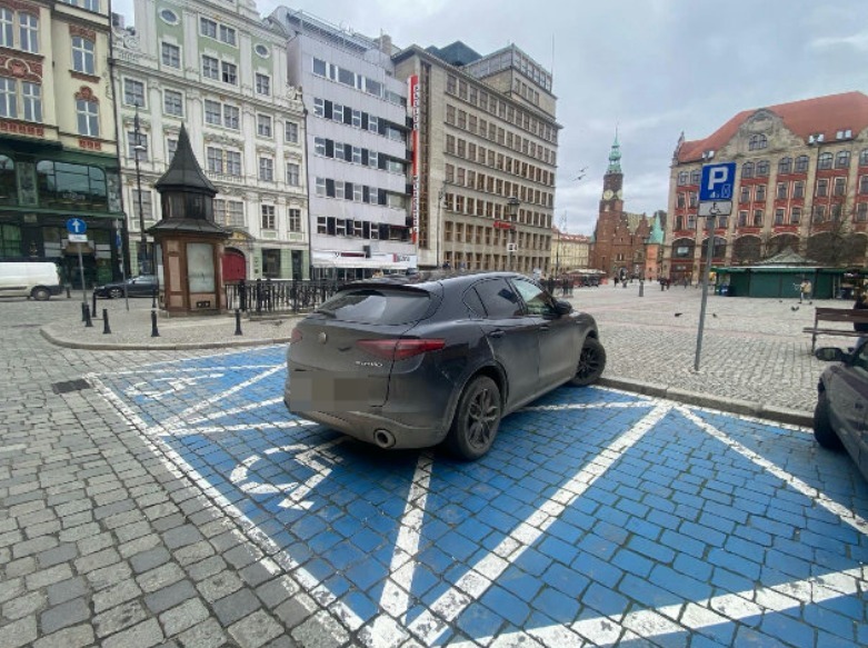 Nieprawidłowo zaparkowane samochody, plac Solny - działania prewencyjno-kontrolne Straży Miejskiej Wrocławia