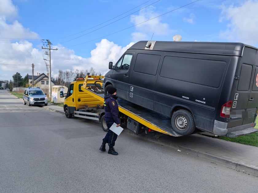 Nieprawidłowo zaparkowane samochody, ul. Sarnia - działania prewencyjno-kontrolne Straży Miejskiej Wrocławia