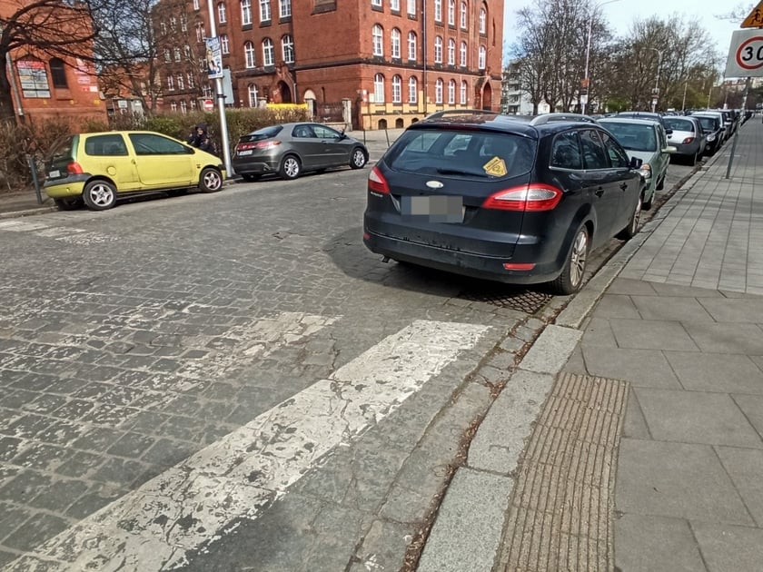 Mistrzowie parkowania we Wrocławiu. Przykłady niezgodnego z przepisami parkowania (skrzyżowanie ul. Jemiołowej i ul. Kryczej)