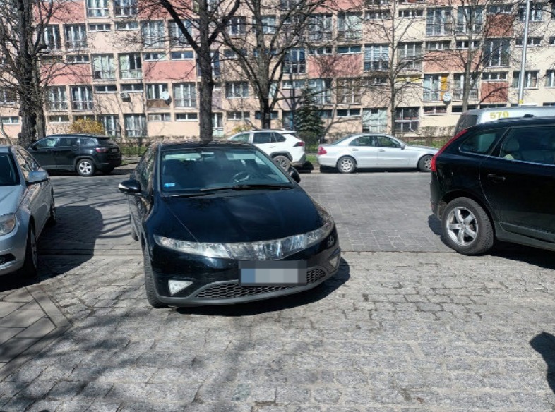 Mistrzowie parkowania we Wrocławiu. Przykłady niezgodnego z przepisami parkowania (ul. Krucza)