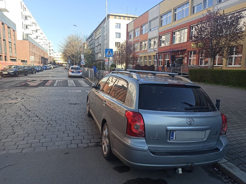 Mistrzowie parkowania we Wrocławiu. Przykłady niezgodnego z przepisami parkowania (ul. Prosta)