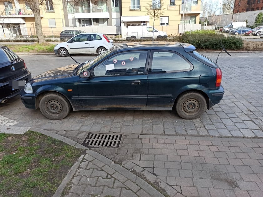Mistrzowie parkowania we Wrocławiu. Przykłady niezgodnego z przepisami parkowania (ul. Tęczowa)