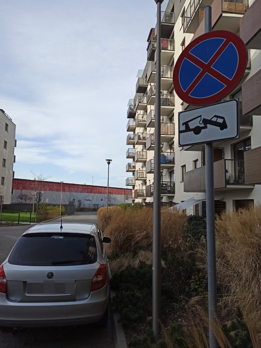 Mistrzowie parkowania we Wrocławiu. Przykłady niezgodnego z przepisami parkowania (ul. Tęczowa)
