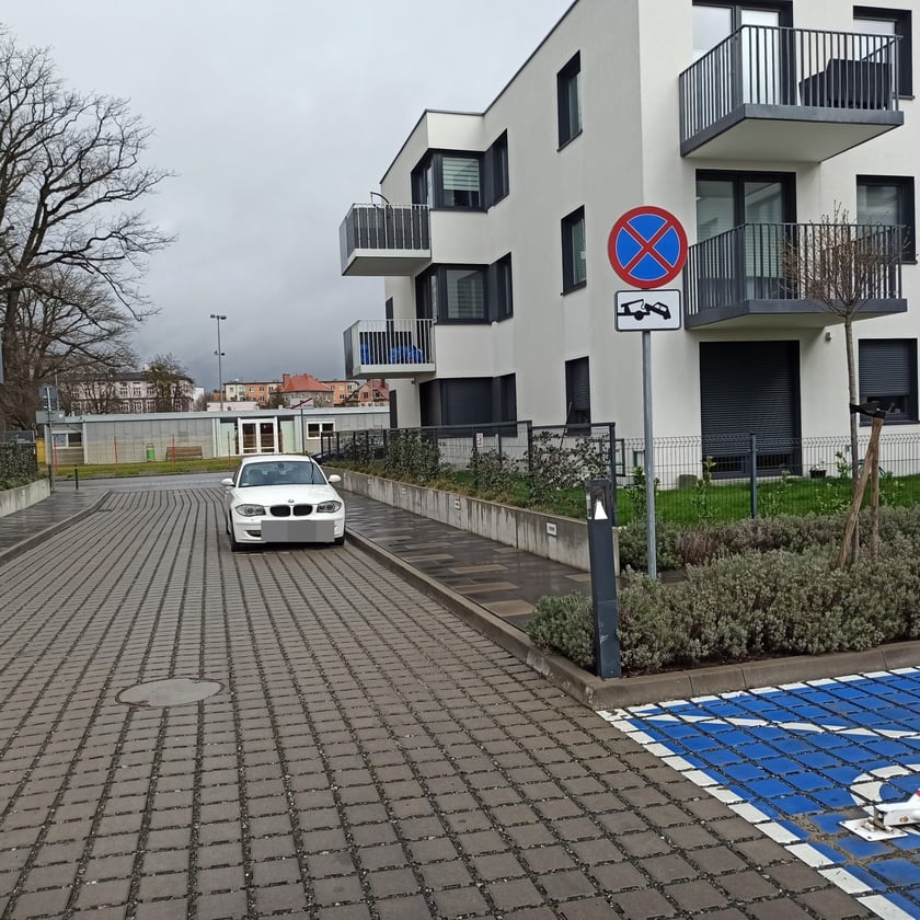 Mistrzowie parkowania we Wrocławiu. Przykłady niezgodnego z przepisami parkowania (ul. Zielna)