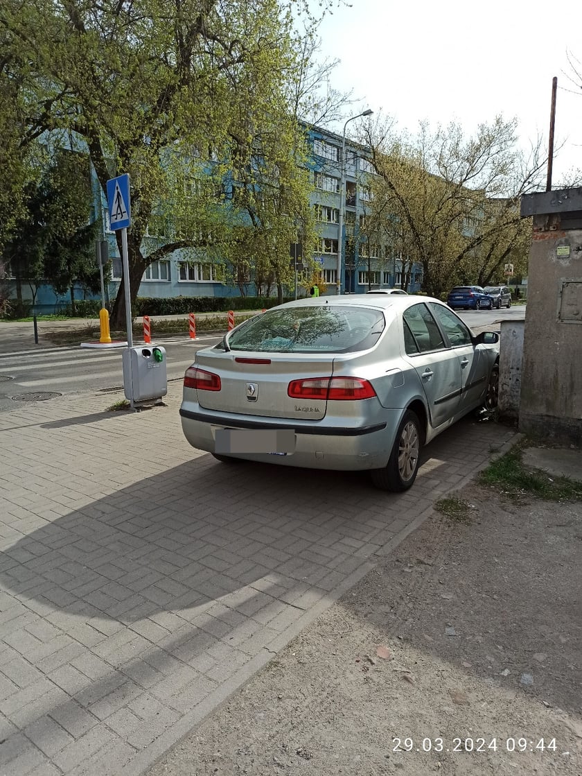 Mistrzowie parkowania we Wrocławiu. Przykłady niezgodnego z przepisami parkowania