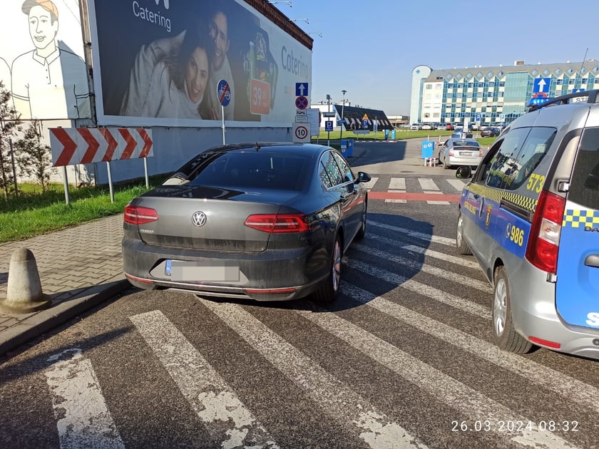 Mistrzowie parkowania we Wrocławiu. Przykłady niezgodnego z przepisami parkowania