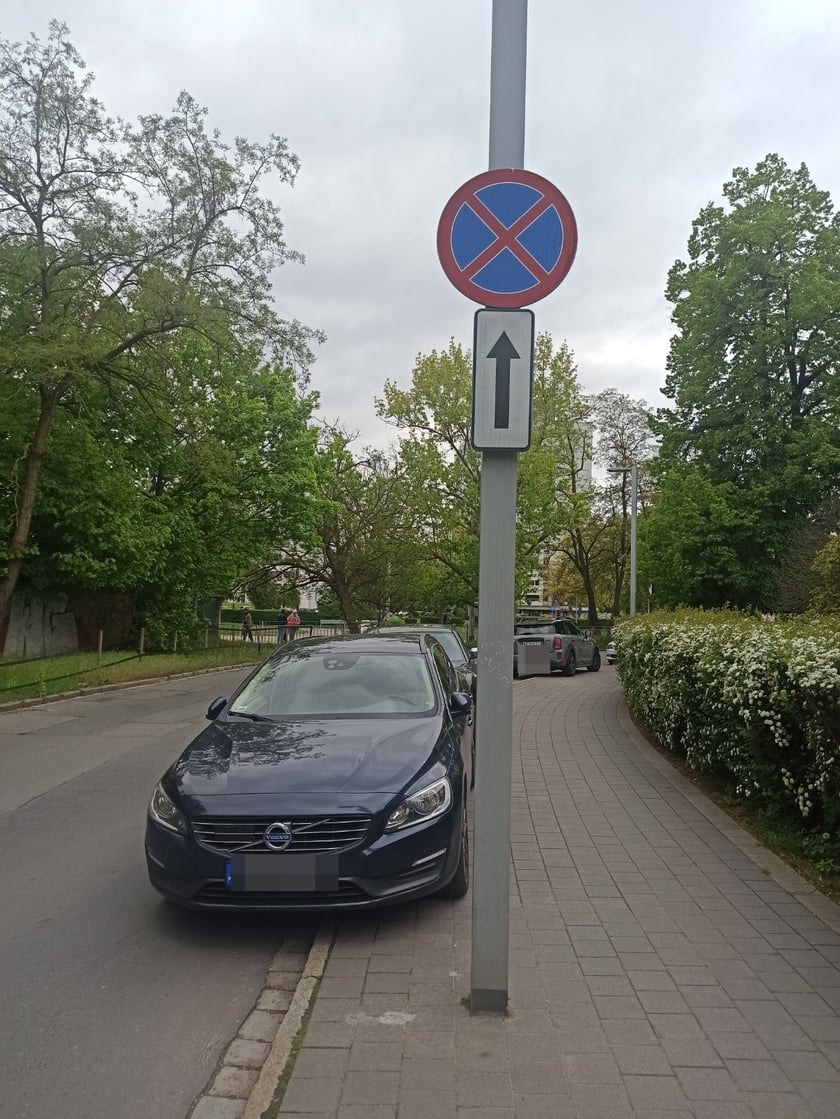 Przykłady niezgodnego z prawem parkowania