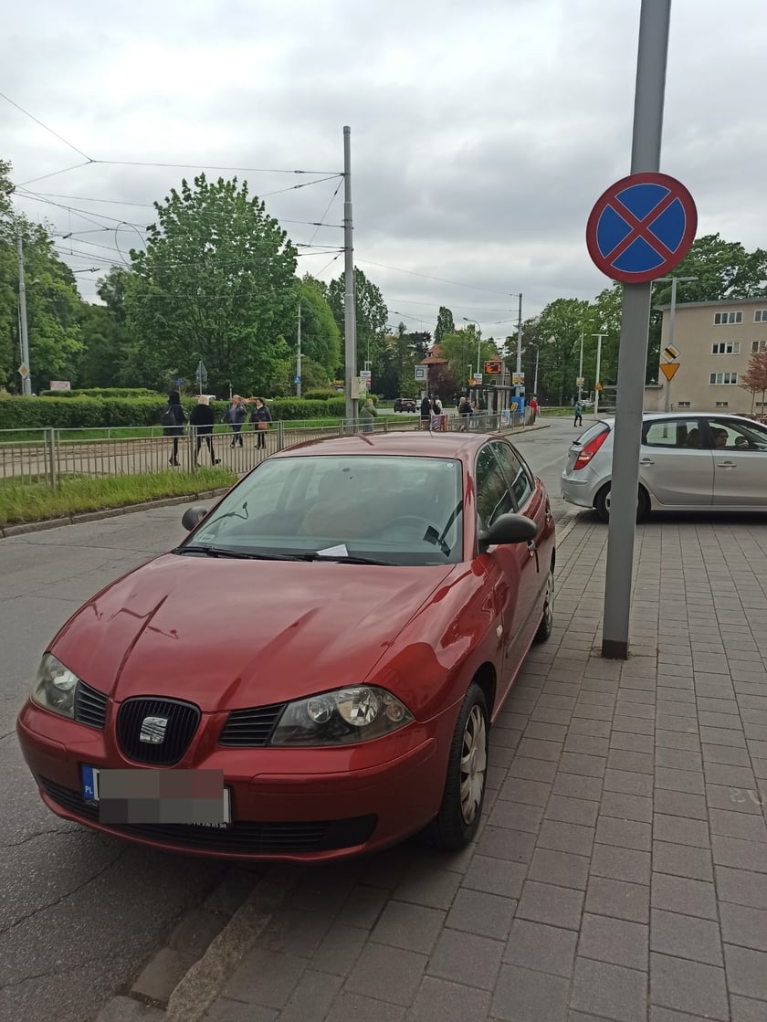 Przykłady niezgodnego z prawem parkowania