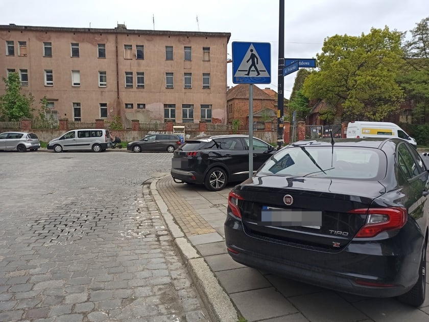 Przykłady niezgodnego z prawem parkowania