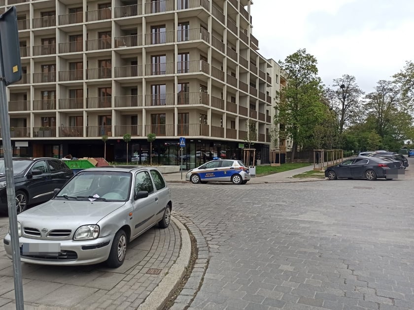 Przykłady niezgodnego z prawem parkowania