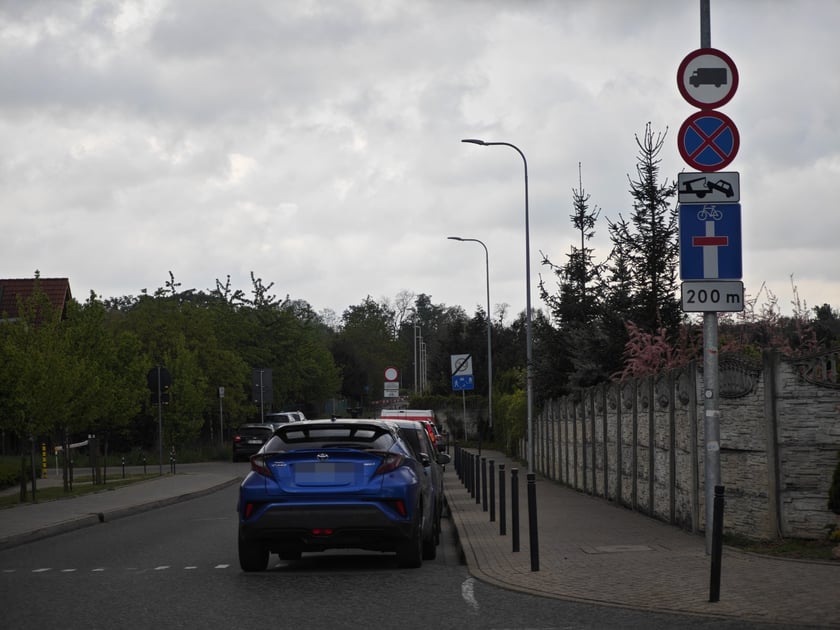 Przykłady niezgodnego z prawem parkowania