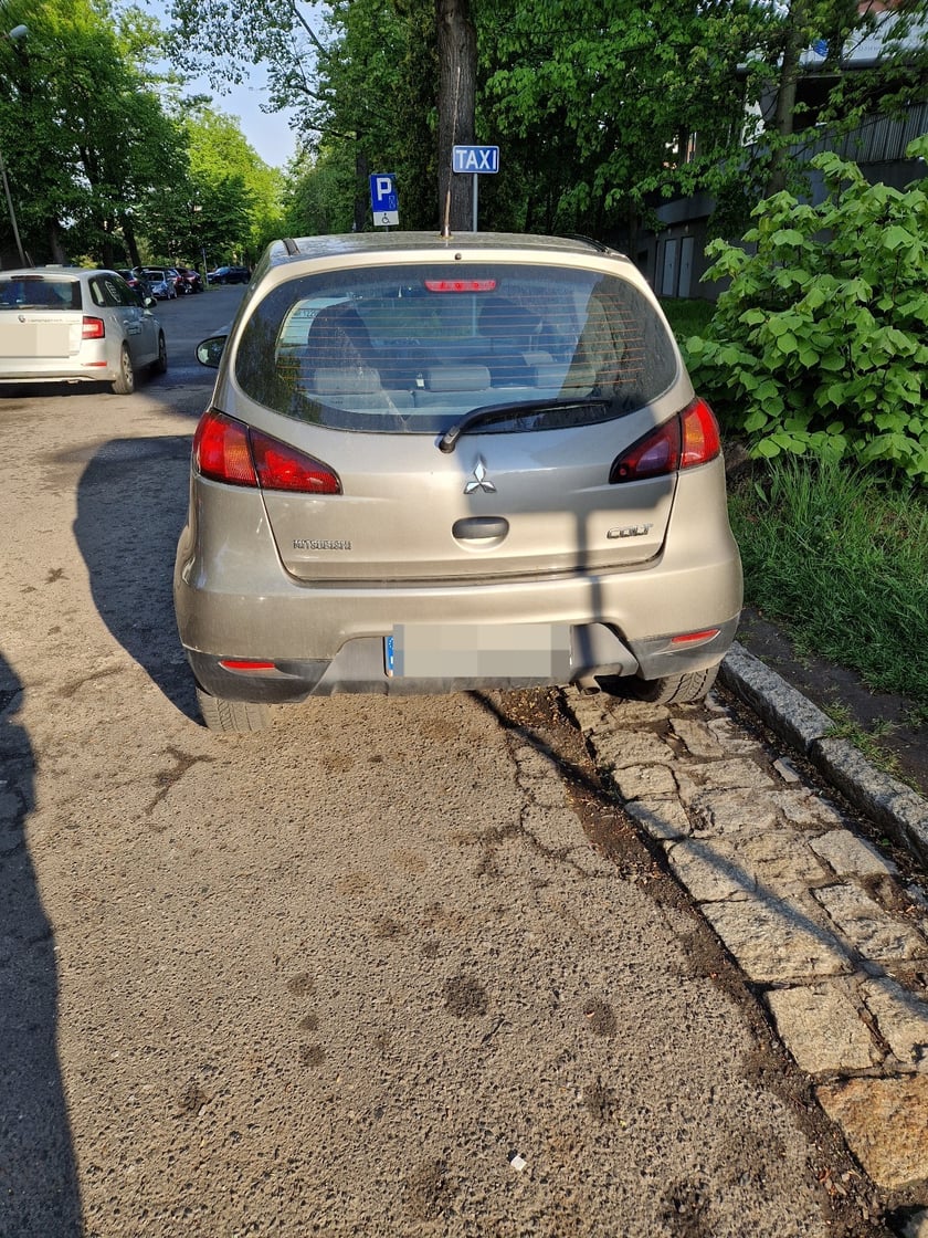 Przykłady niezgodnego z prawem parkowania