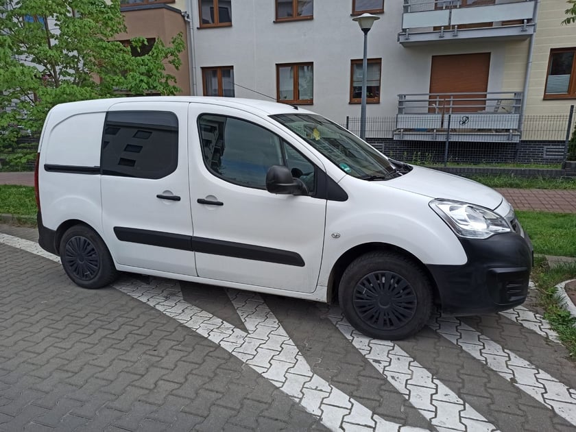 Przykłady niezgodnego z prawem parkowania