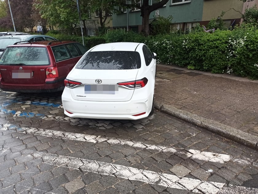 Przykłady niezgodnego z prawem parkowania