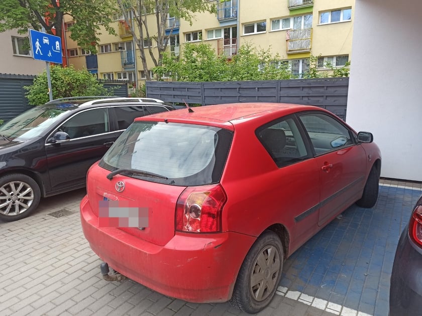 Przykłady niezgodnego z prawem parkowania