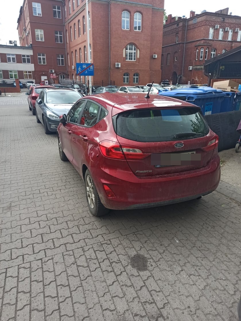 Przykłady niezgodnego z prawem parkowania