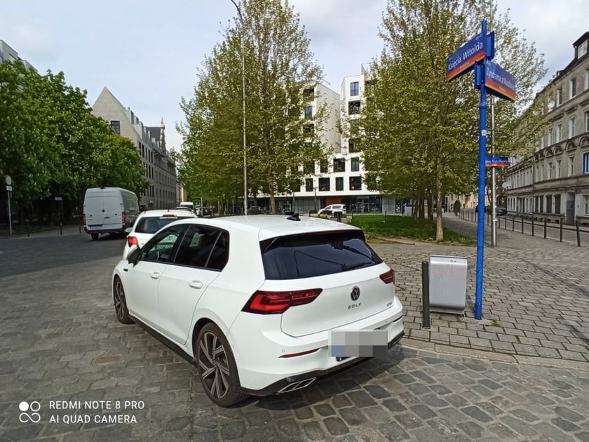 Przykłady niezgodnego z prawem parkowania